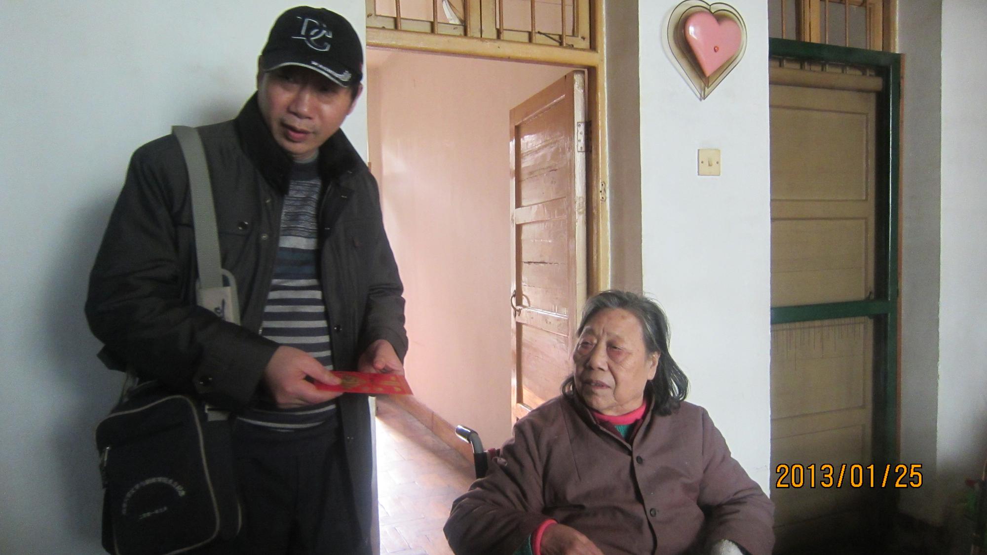 看望离休瘫痪人员刘淑荣.JPG